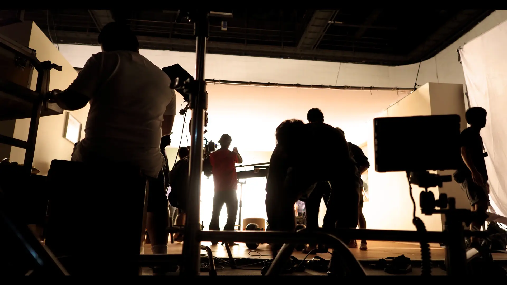 Foto de Equipo de producción trabajando en un set con cámara profesional